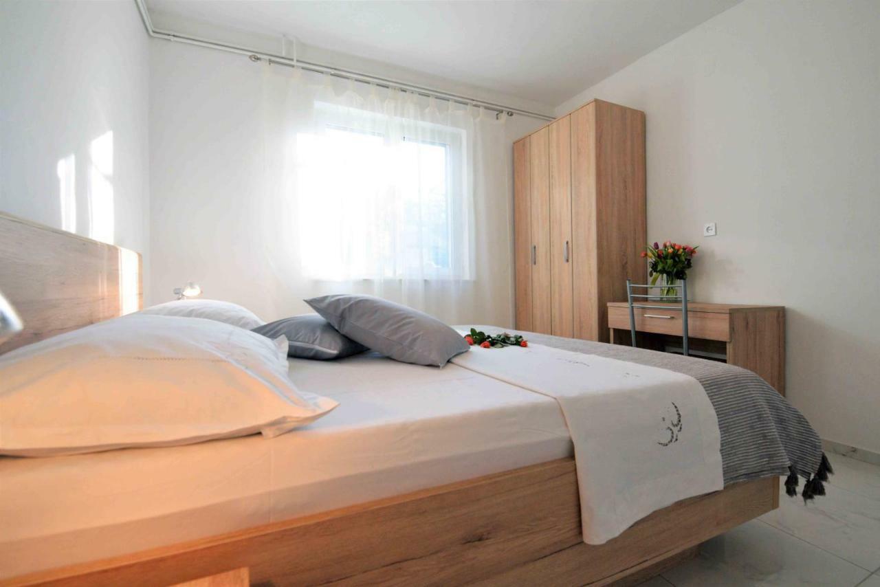 Apartmani Dora Murter Zewnętrze zdjęcie