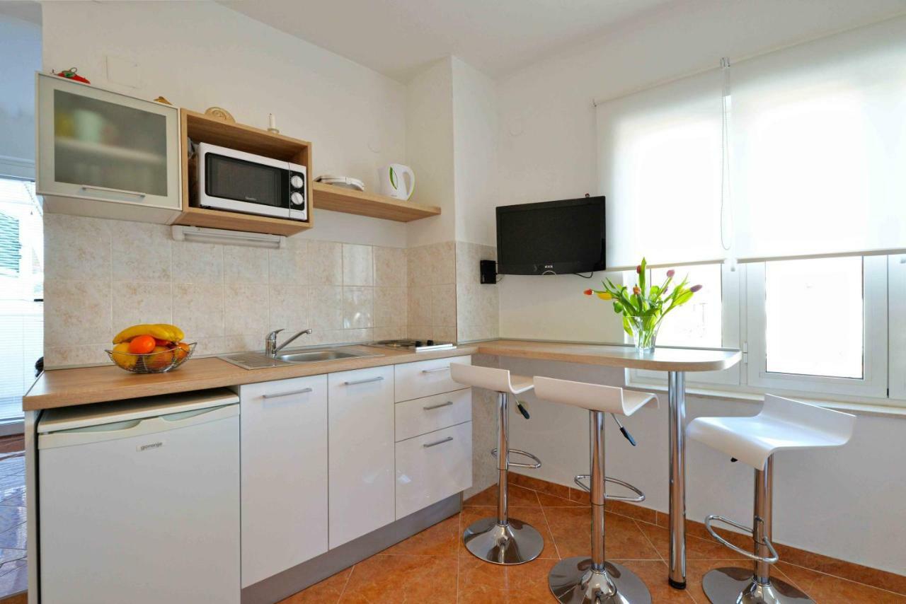 Apartmani Dora Murter Zewnętrze zdjęcie